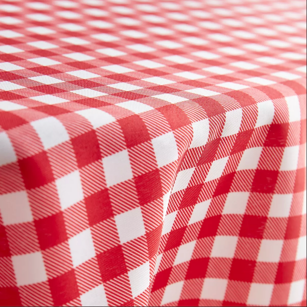 Nappe vichy rouge et blanc antitache dressée sur une table de salle à manger