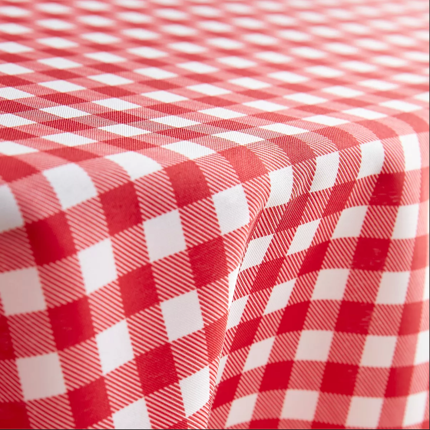 Nappe vichy rouge et blanc antitache dressée sur une table de salle à manger